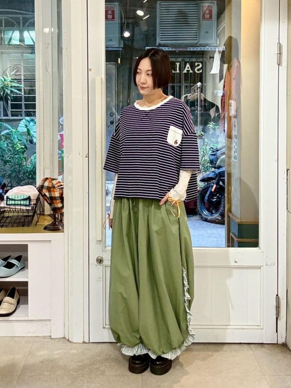 白色拼接口袋蘋果刺繡落肩短版條紋上衣 