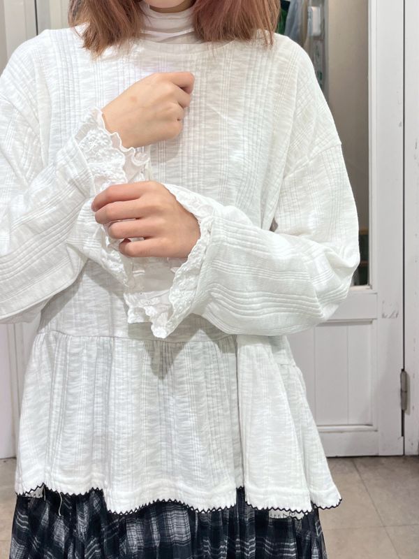 白色直紋花邊長袖針織上衣 