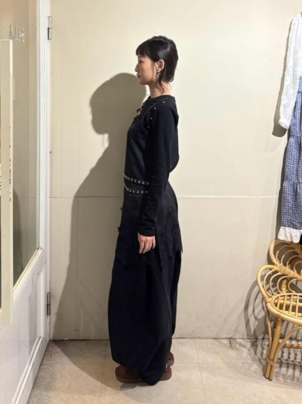 蕾絲雕花v字光澤緞面吊帶背心 
