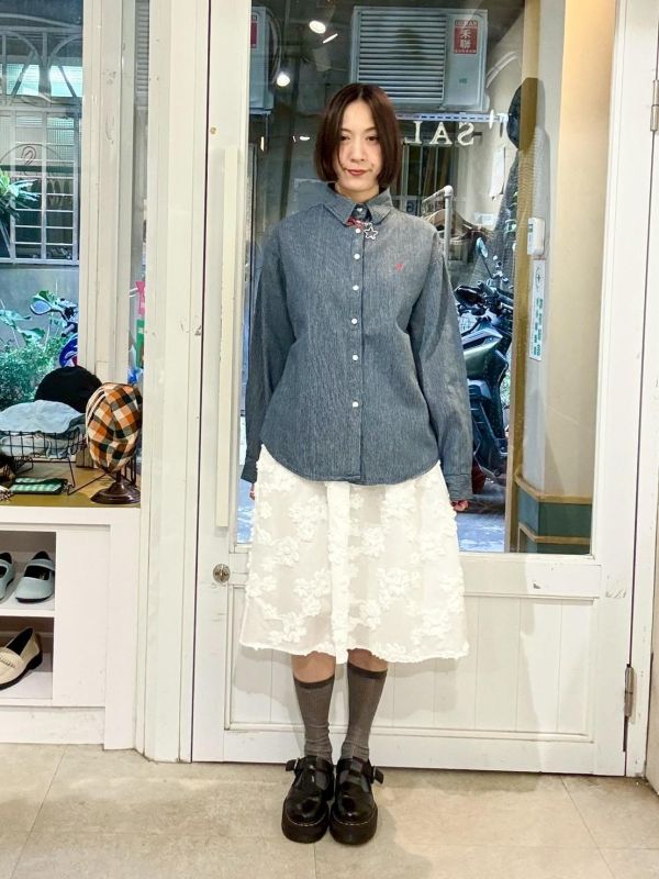 白色滿版立體花及膝裙 