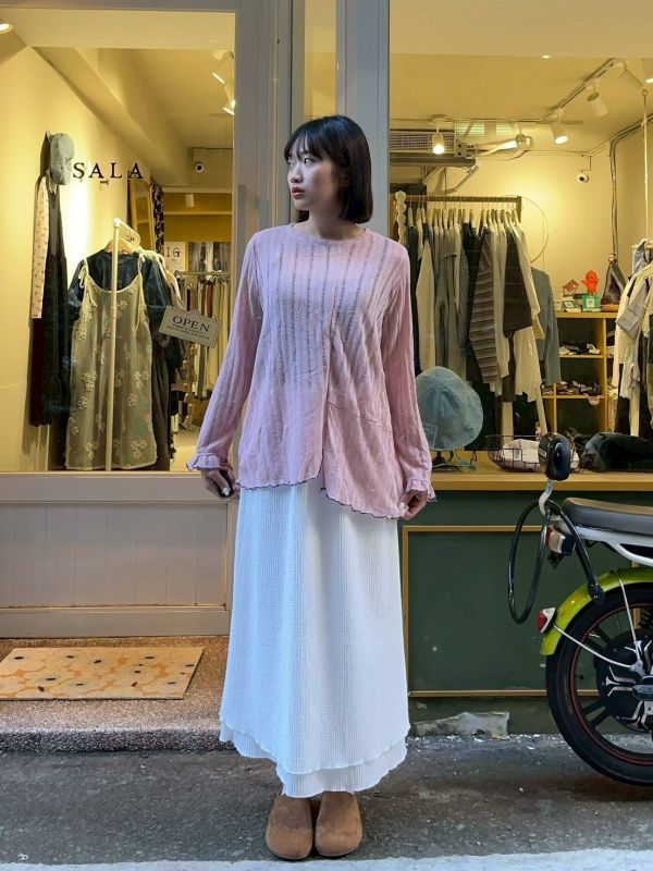 針織網狀撞色木耳滾邊車線開衩上衣 