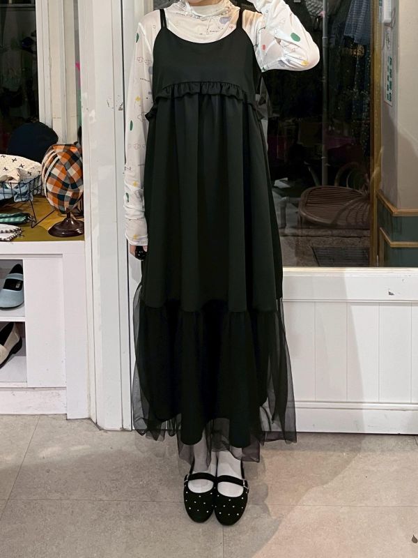 黑色花邊拼接紗紗吊帶洋裝 