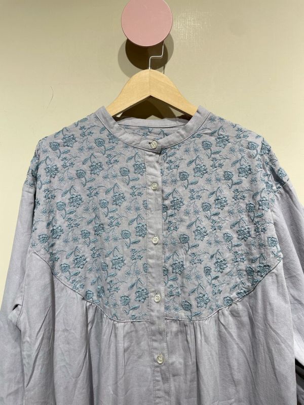 小花刺繡拼接淺灰藍縮口長袖洋裝 