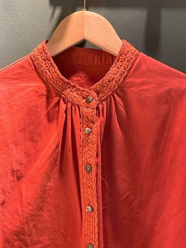 橘紅領口抓皺蕾絲拼接泡泡袖襯衫 