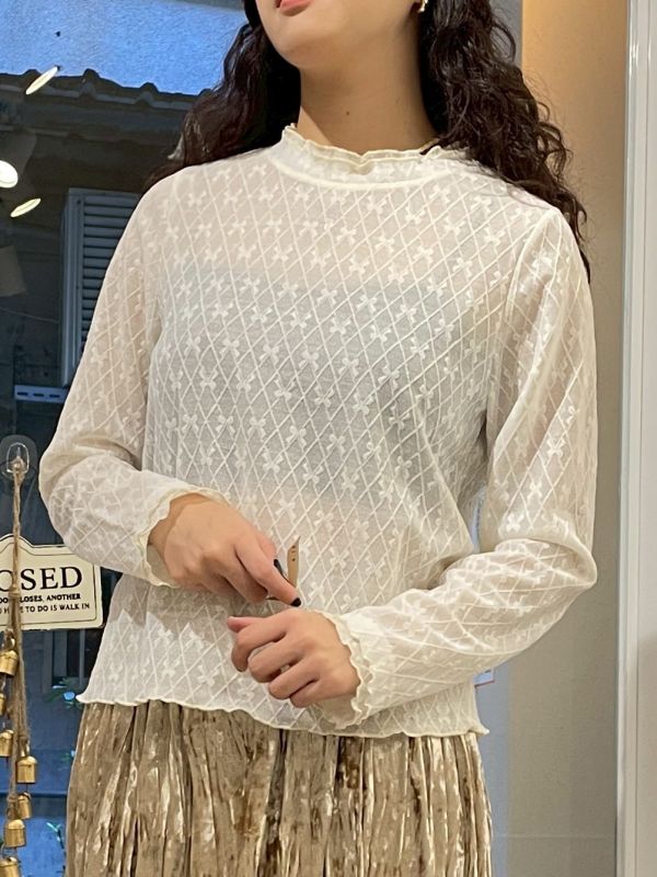 雙層木耳滾邊蝴蝶結菱格壓紋微透膚長袖上衣 