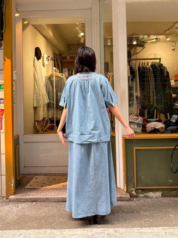 刺繡打小花胸前褶軟牛仔料上衣 