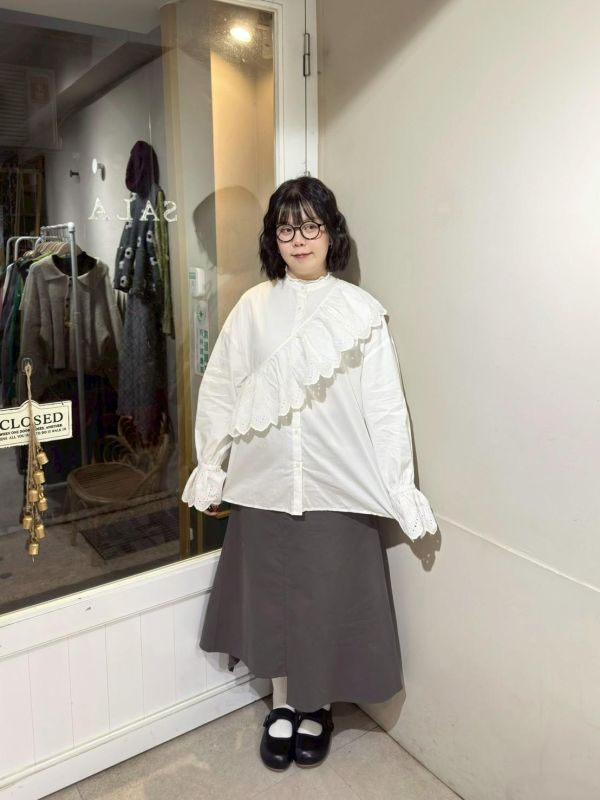 鏤空花瓣袖圓領襯衫附領片 