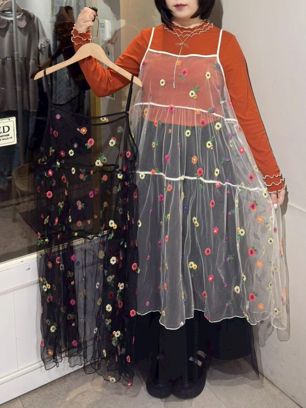 彩色花卉刺繡吊帶紗洋裝 