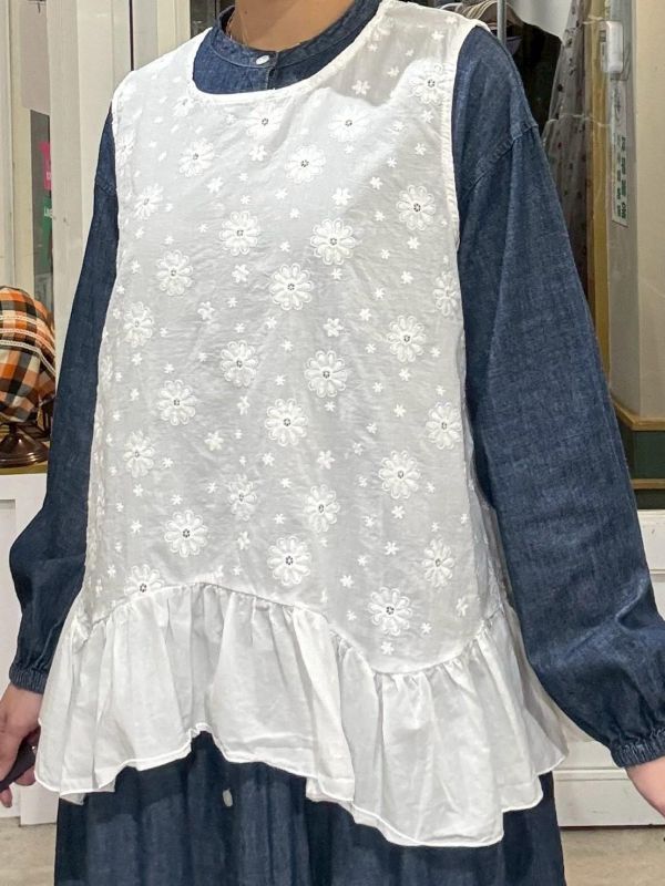 白色滿版刺繡花下擺弧度抓皺拼接背心 