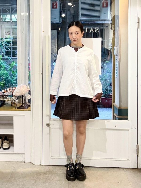 棉麻小V領假排釦長袖上衣 