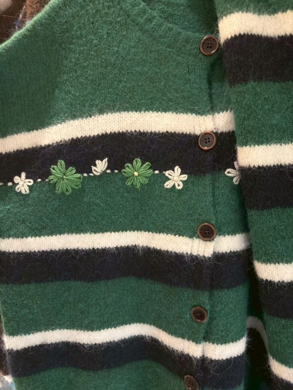 撞色條紋小花刺繡鈕扣毛衣&圍巾 