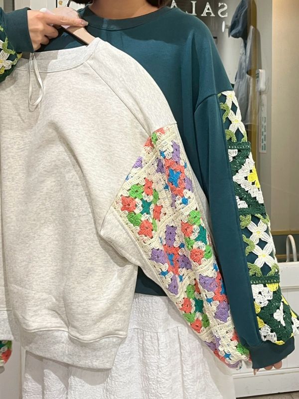 拼接刺繡小花園袖圓領上衣 