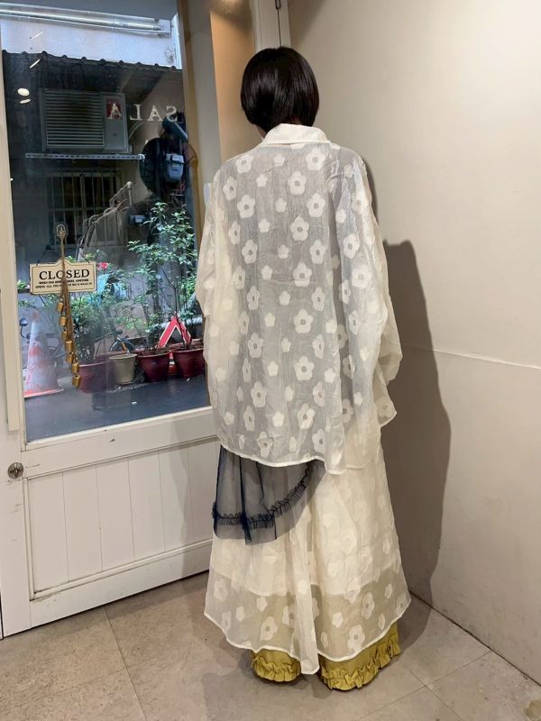 立體花壓紋前短後長雙口袋長袖襯衫 