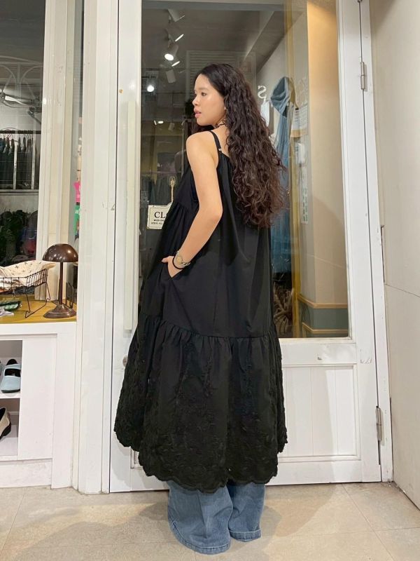 可調節細肩圓弧切線雙口袋立體紗花朵波浪下擺洋裝 