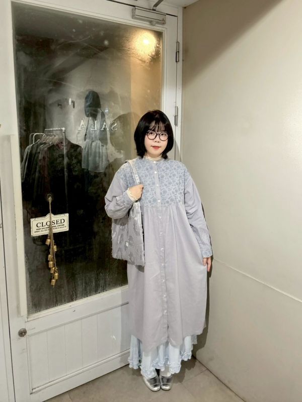 小花刺繡拼接淺灰藍縮口長袖洋裝 