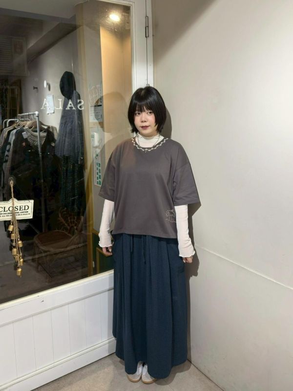 小房子刺繡設計圓領上衣 