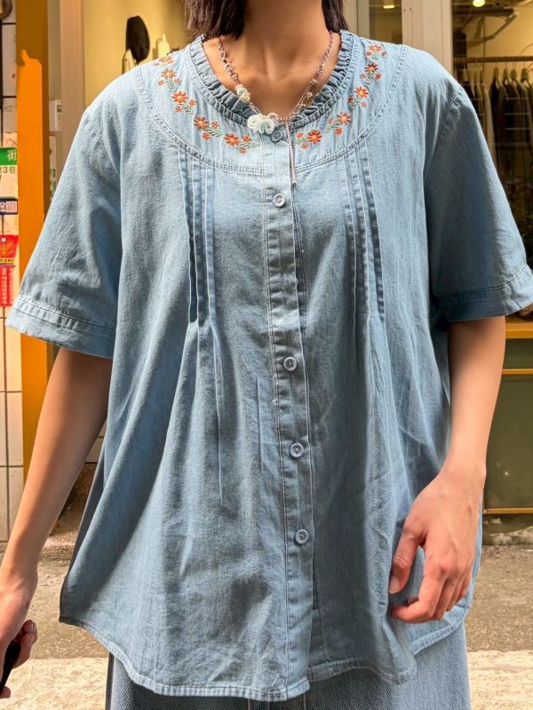 刺繡打小花胸前褶軟牛仔料上衣 