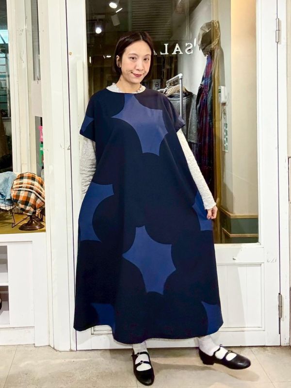 藍色色塊圓領長版洋裝 