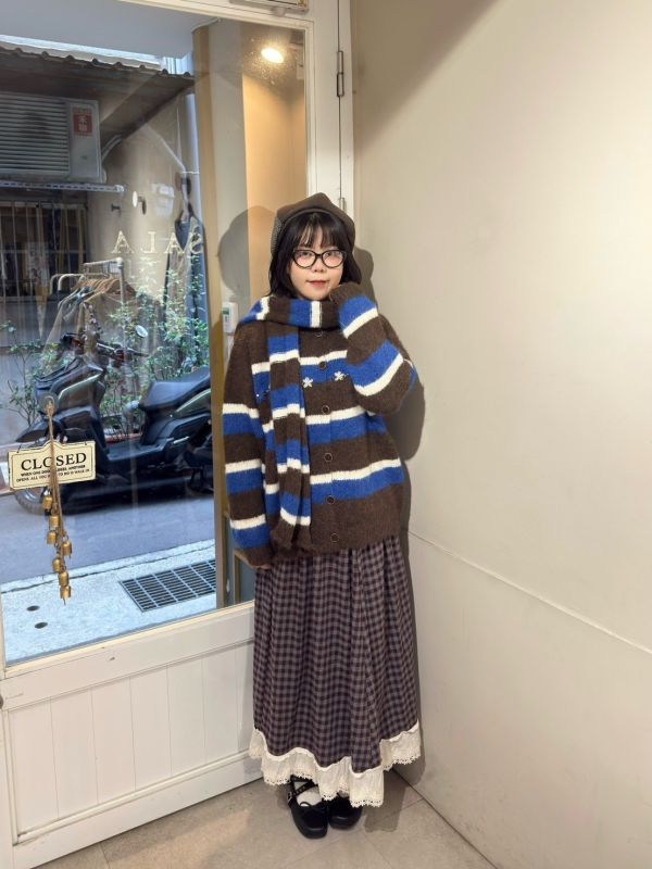 撞色條紋小花刺繡鈕扣毛衣&圍巾 