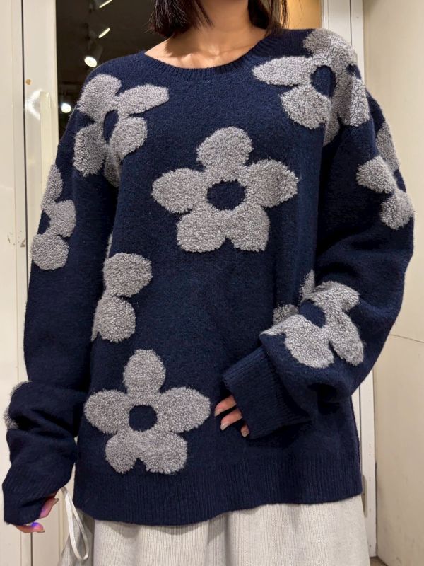 立體毛毛花朵圓領落肩毛衣 