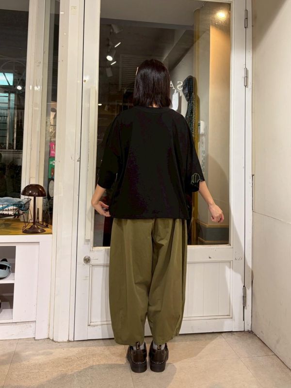 撞色縫線小花落肩上衣 