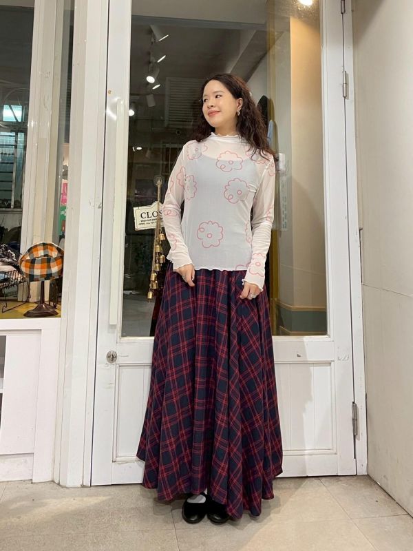 滿版插畫小花木耳捲邊透露上衣 