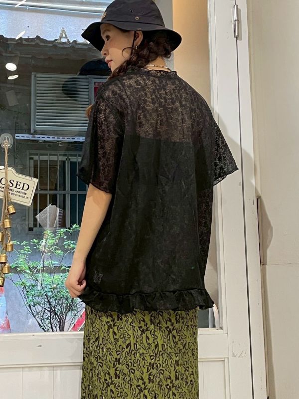 滿版波浪小花木耳捲邊長版透膚短袖上衣 