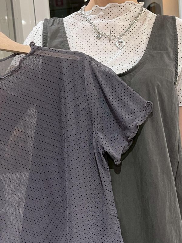 波點木耳滾邊透膚短袖上衣 