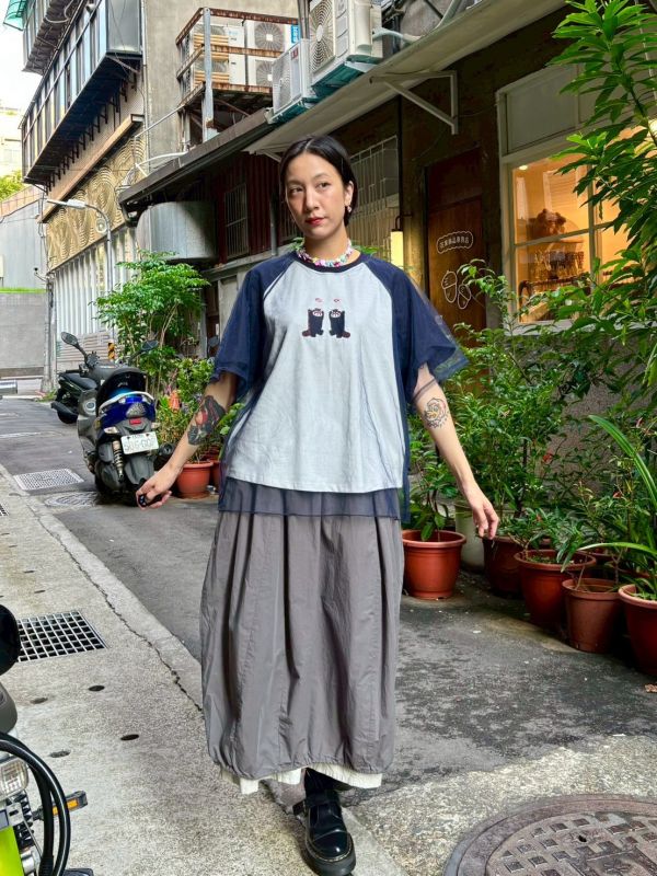 棒球接袖刺繡浣熊菇菇外層紗短Tee 