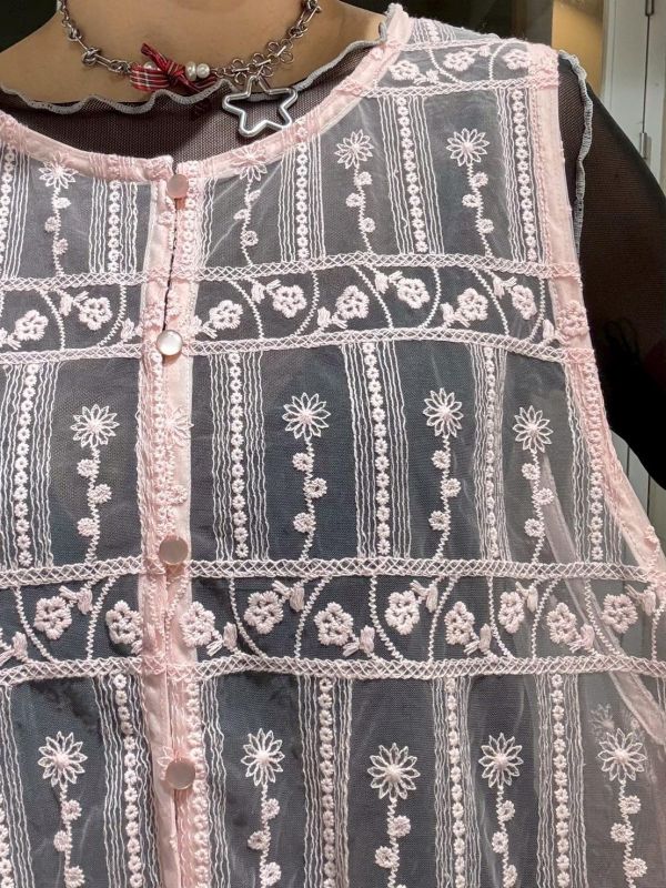 排扣滿版窗花刺繡蕾絲背心 