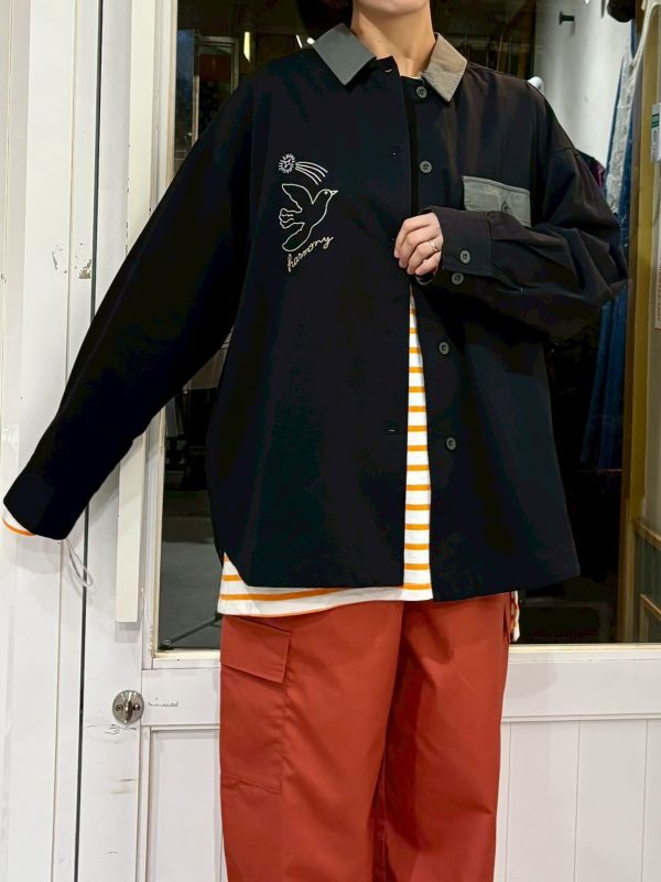 背大刺繡圖正面刺繡和平鴿灰領襯衫 