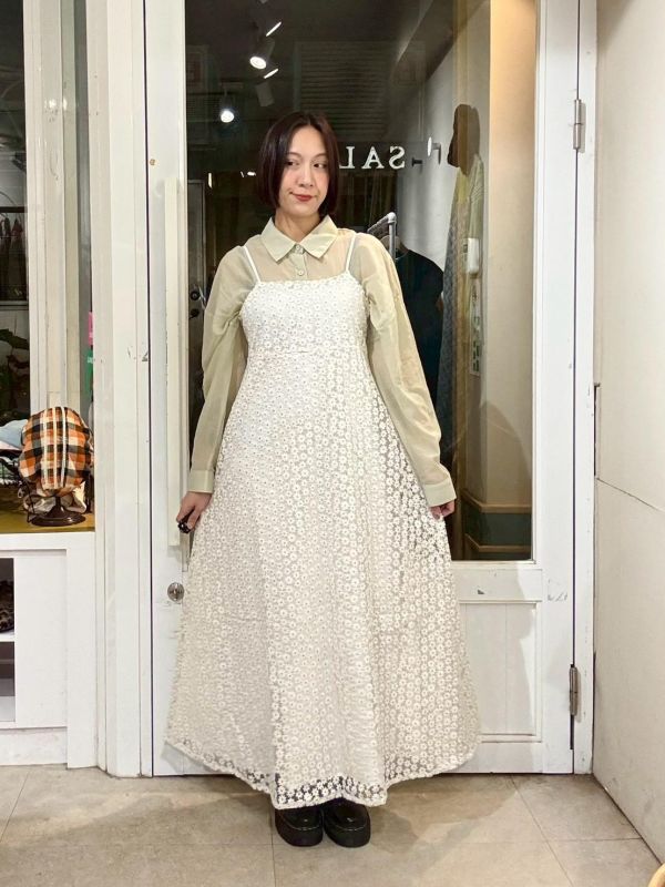 側拉鍊滿版刺繡小花吊帶背心洋裝 