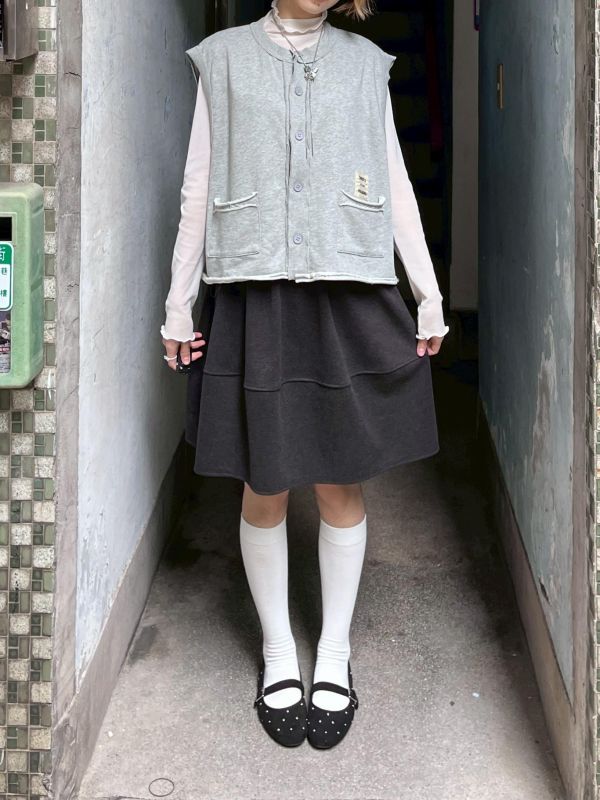 不收邊刺繡小標排扣背心 