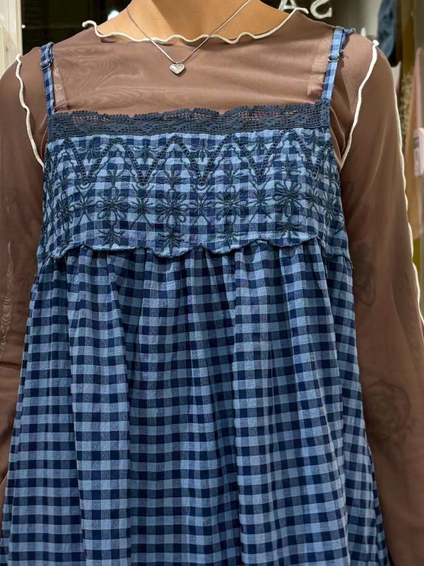 格子胸蕾絲拼接刺繡下擺刺繡吊帶洋裝 