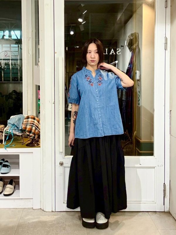 V領木耳邊刺繡牛仔襯衫 