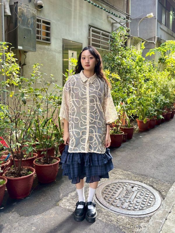 捲捲麵條方格挺版透膚外搭襯衫 