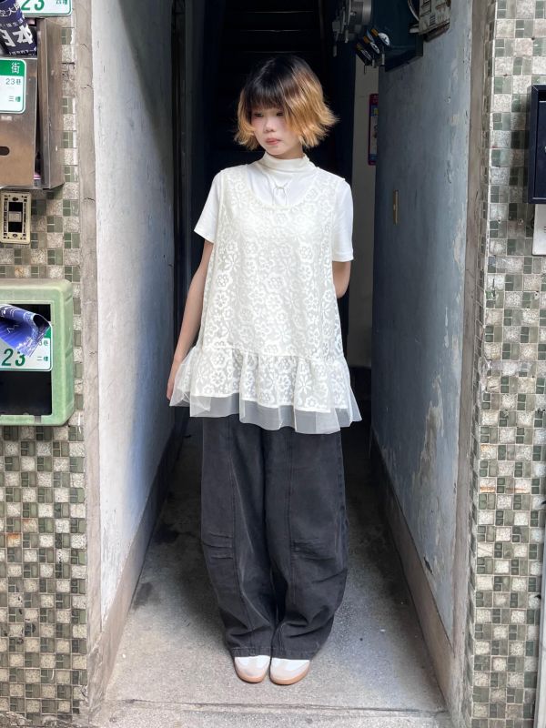 刺繡小花鏤空拼接紗寬肩帶背心 