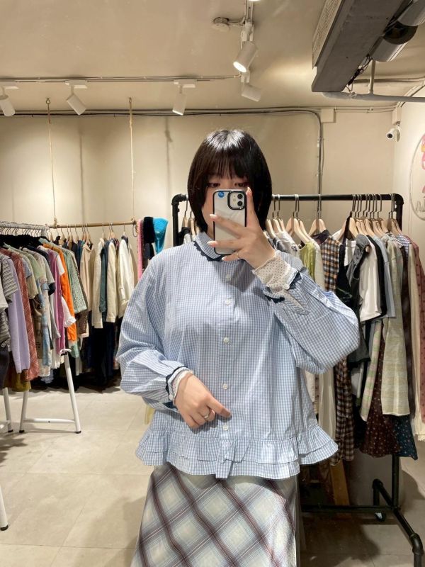 蕾絲花邊領荷葉下擺格紋長袖襯衫 