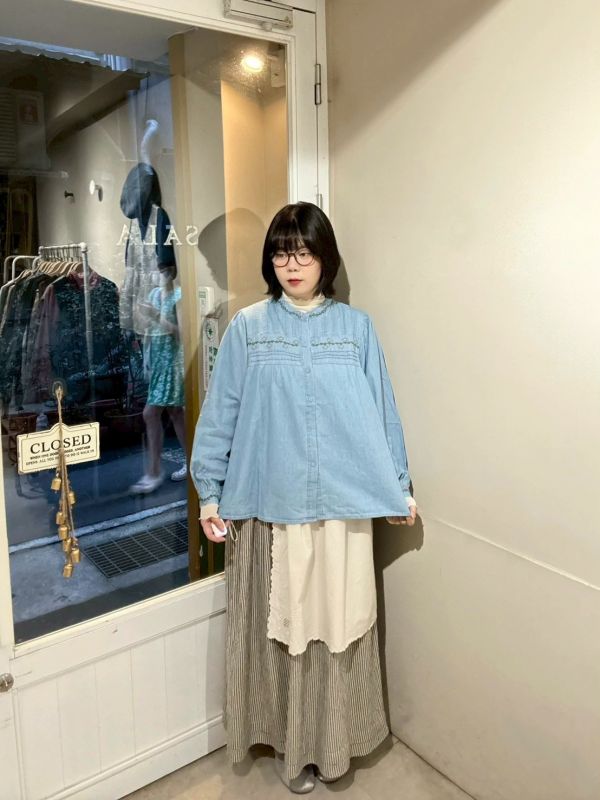 胸前打折刺繡泡泡袖縮口襯衫 