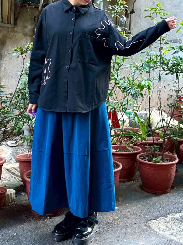 刺繡線條花黑色襯衫 