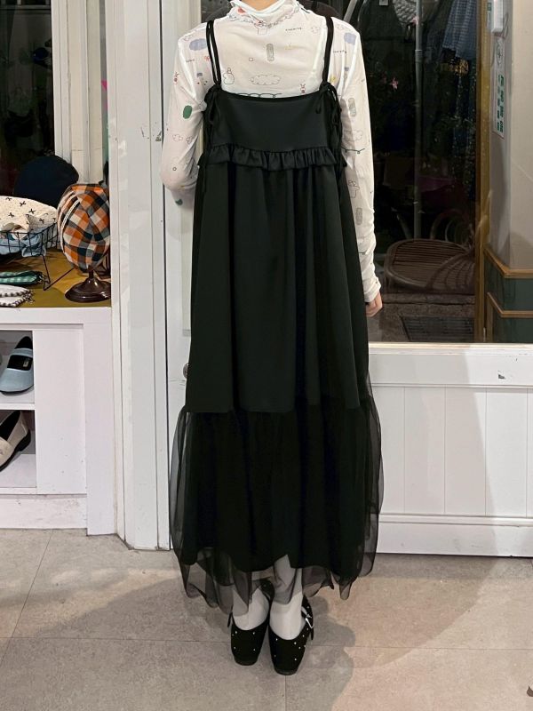 黑色花邊拼接紗紗吊帶洋裝 