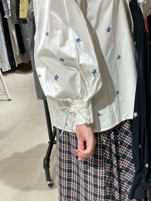 領口抓皺綁帶花花襯衫 