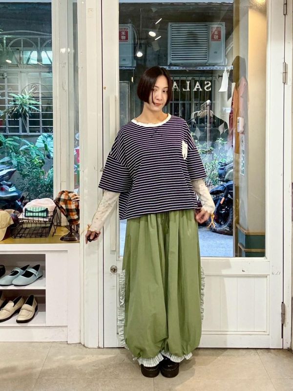 白色拼接口袋蘋果刺繡落肩短版條紋上衣 