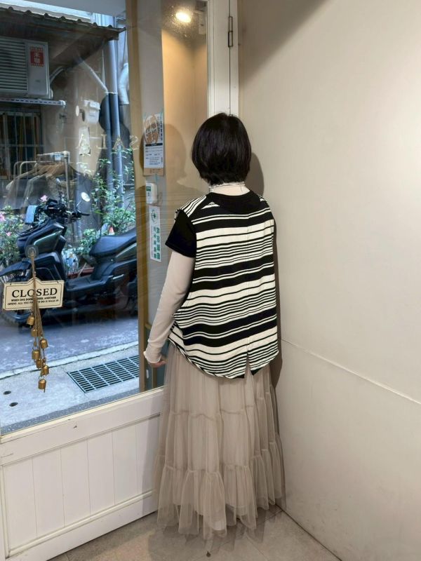 黑白條紋寬鬆後開叉背心 