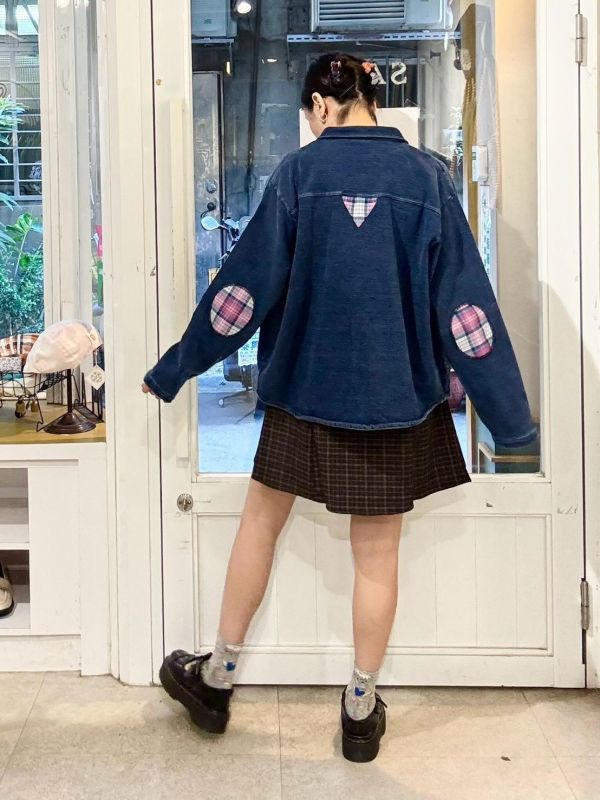 短版牛仔布格紋拼接翻蓋大口袋上衣 