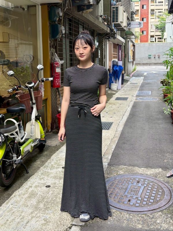 黑白橫條彈性合身魚尾裙套裝 
