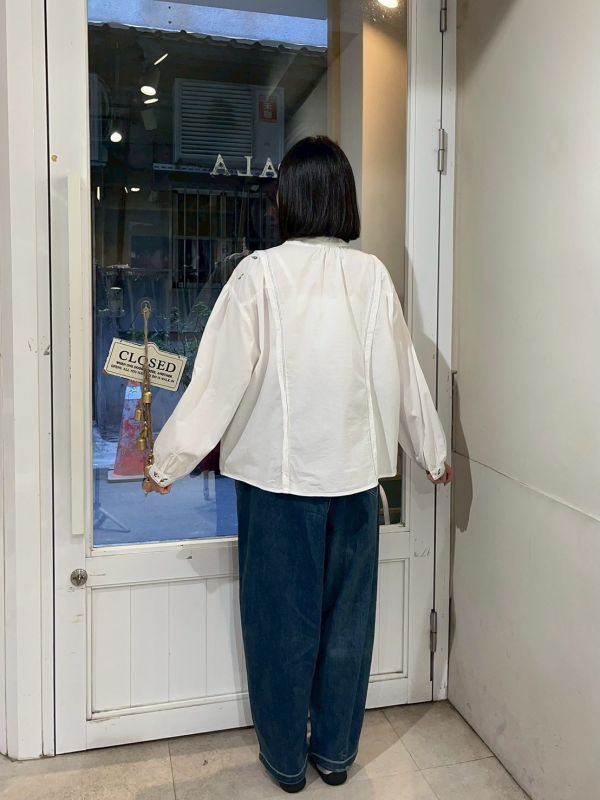 刺繡彩色小花車線設計排釦襯衫 