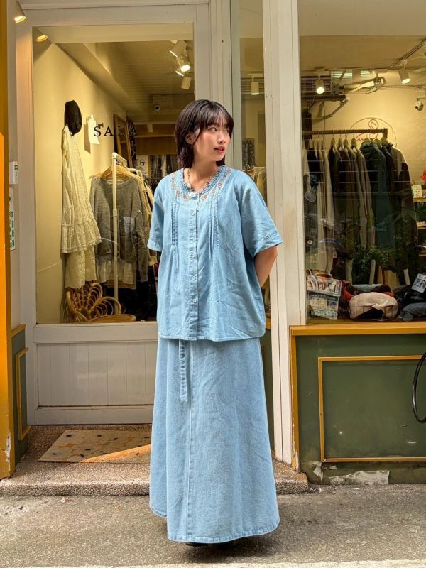 刺繡打小花胸前褶軟牛仔料上衣 