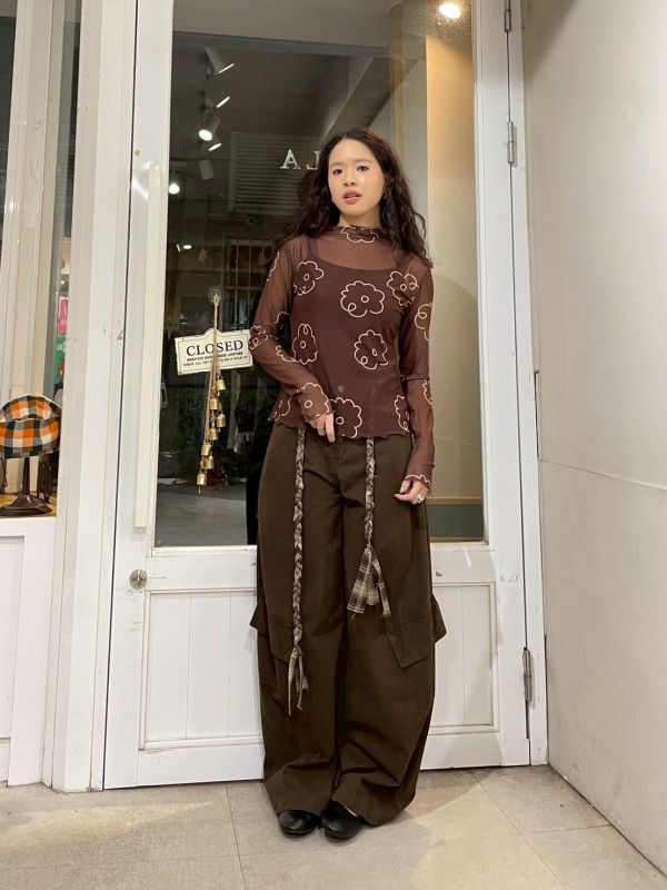 滿版插畫小花木耳捲邊透露上衣 