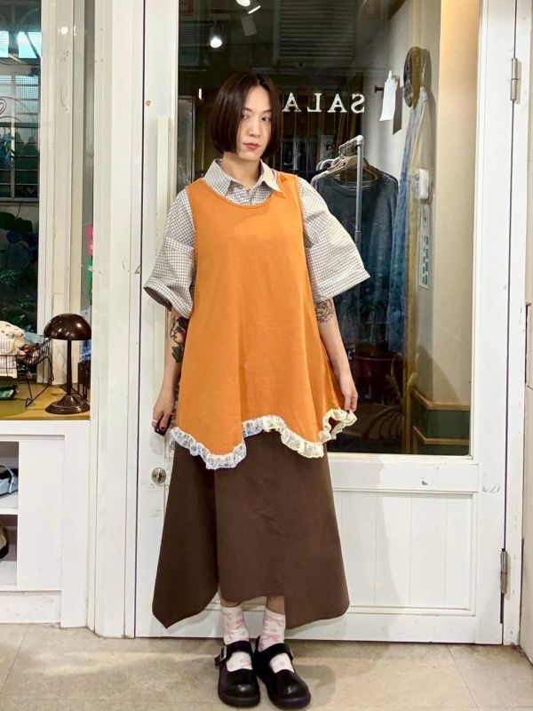 下擺小碎花蕾絲拼接背心 